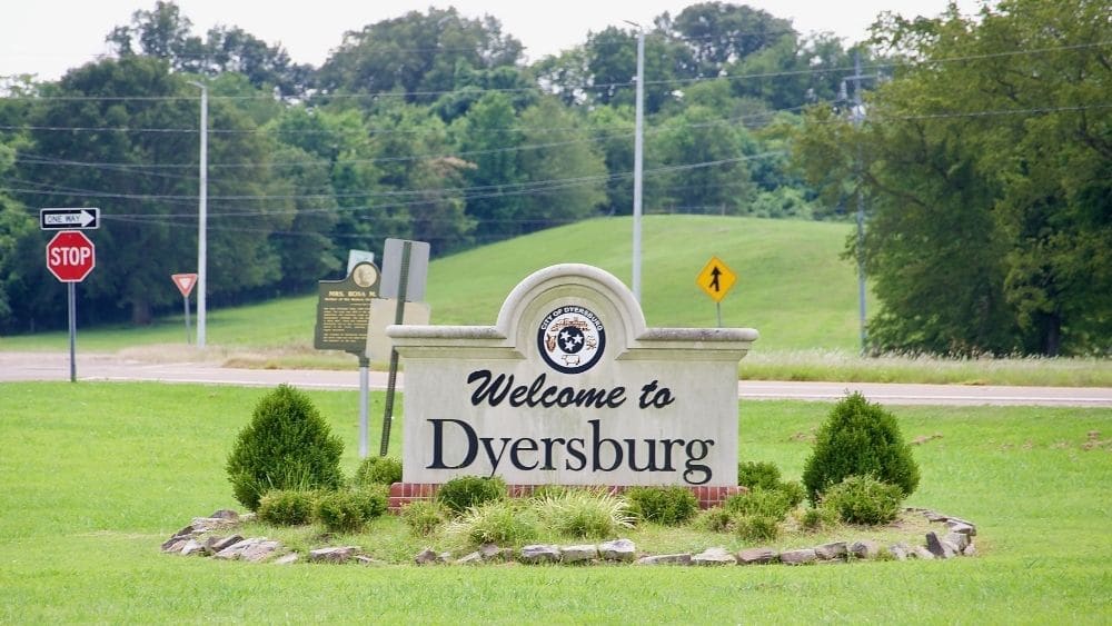 welcome sign in dyersburg, tennessee