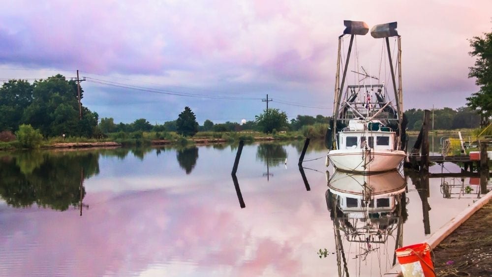 Barca per gamberi su un bayou in Louisiana
