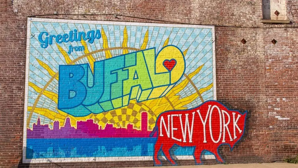 Graffiti colorido que dice "Saludos desde Buffalo, Nueva York"