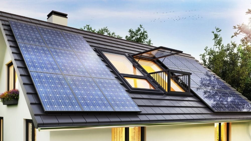 Un techo de teja sintética con paneles solares y dos claraboyas.