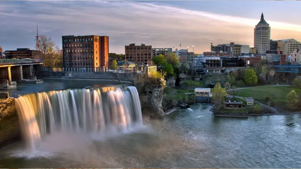 Vista de High Falls en Rochester, Nueva York al amanecer