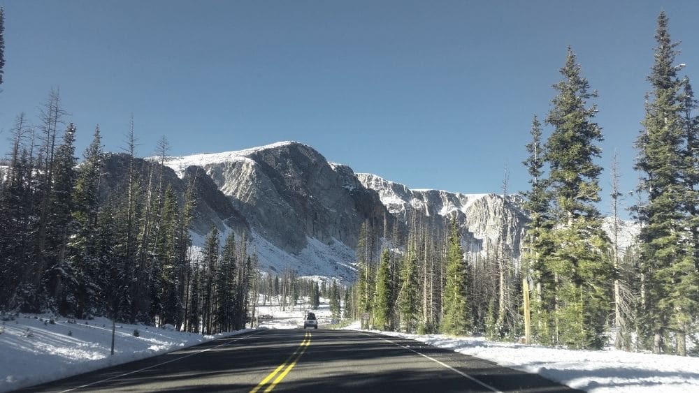 Carretera que conduce a las montañas nevadas cerca de Laramie, Wyoming