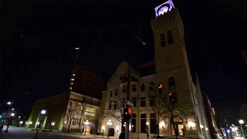 Centro de Sioux City, Iowa en la noche.
